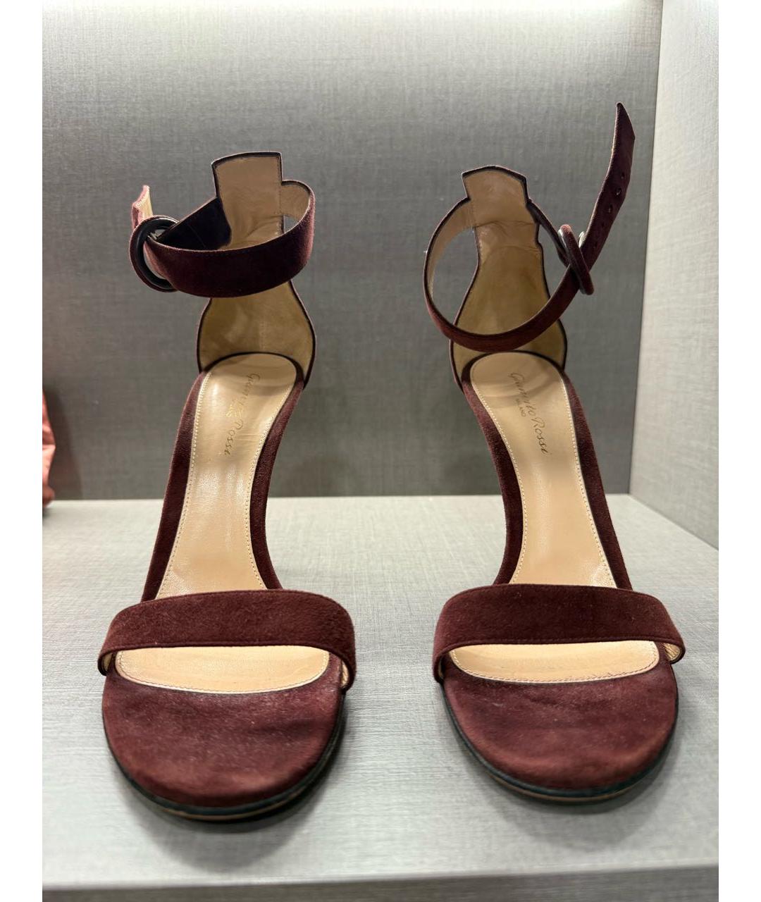 GIANVITO ROSSI Бордовые замшевые босоножки, фото 2