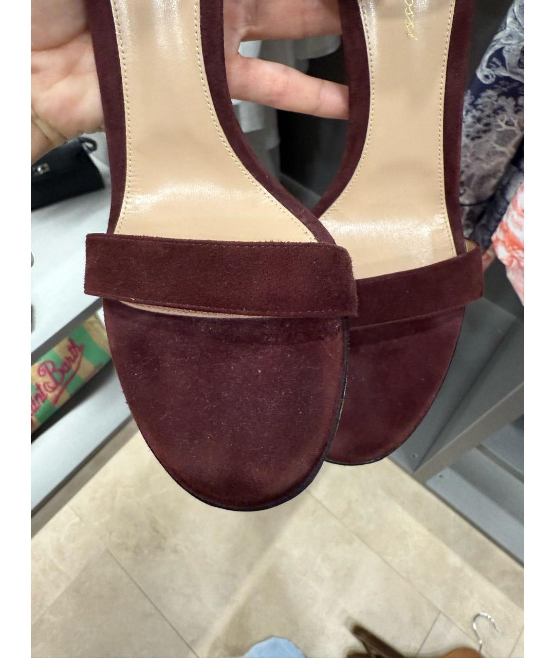 GIANVITO ROSSI Бордовые замшевые босоножки, фото 6