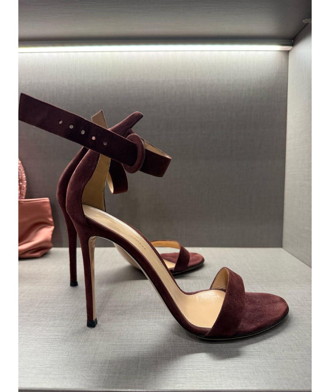 GIANVITO ROSSI Бордовые замшевые босоножки, фото 7