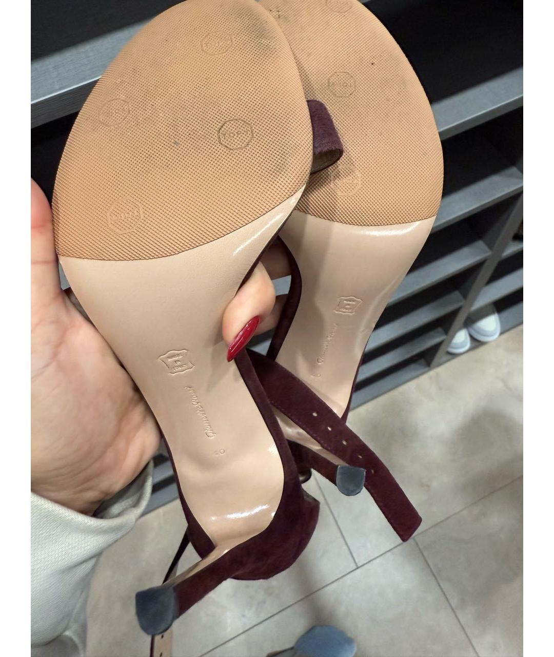 GIANVITO ROSSI Бордовые замшевые босоножки, фото 5