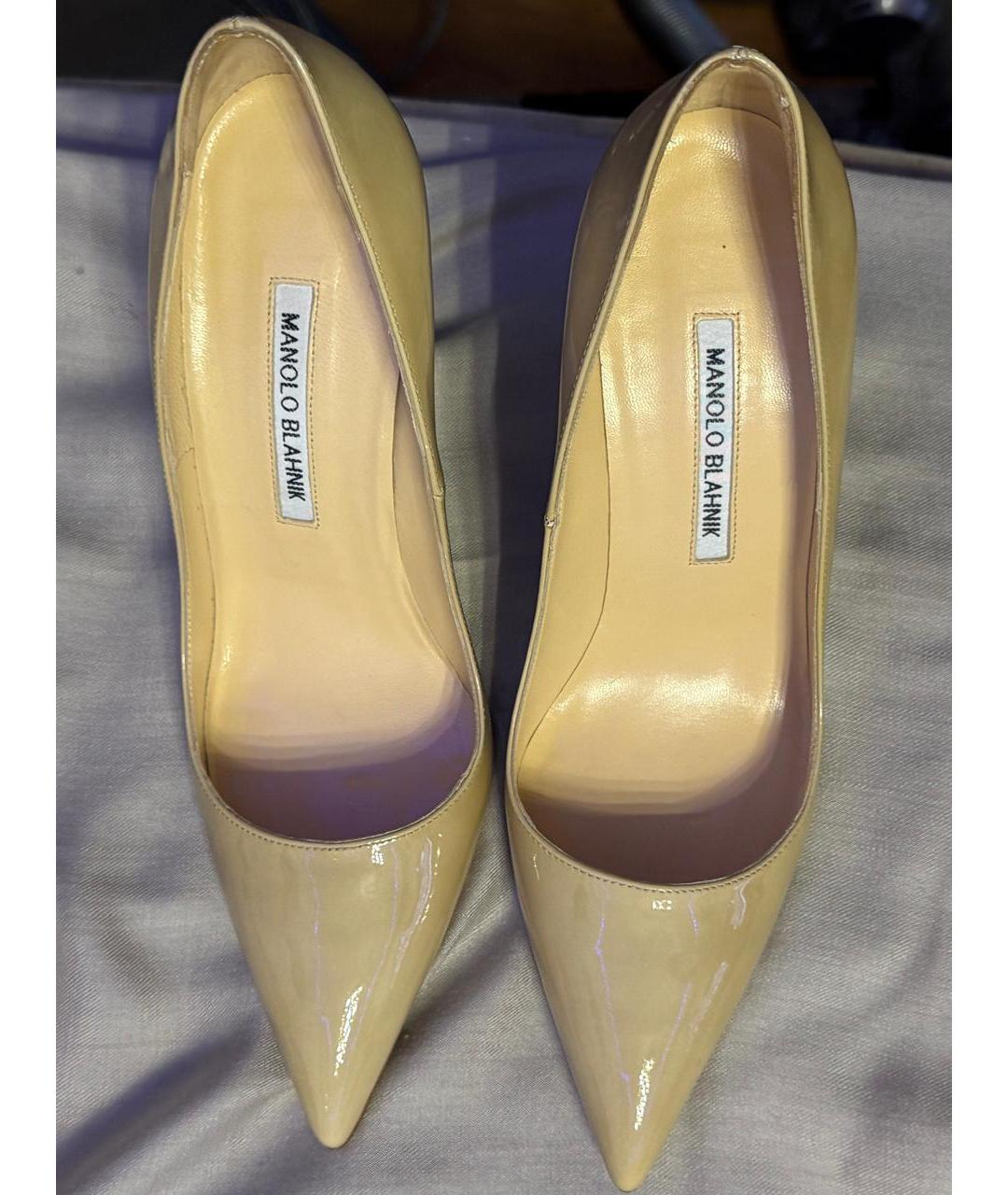 MANOLO BLAHNIK Бежевые туфли из лакированной кожи, фото 2