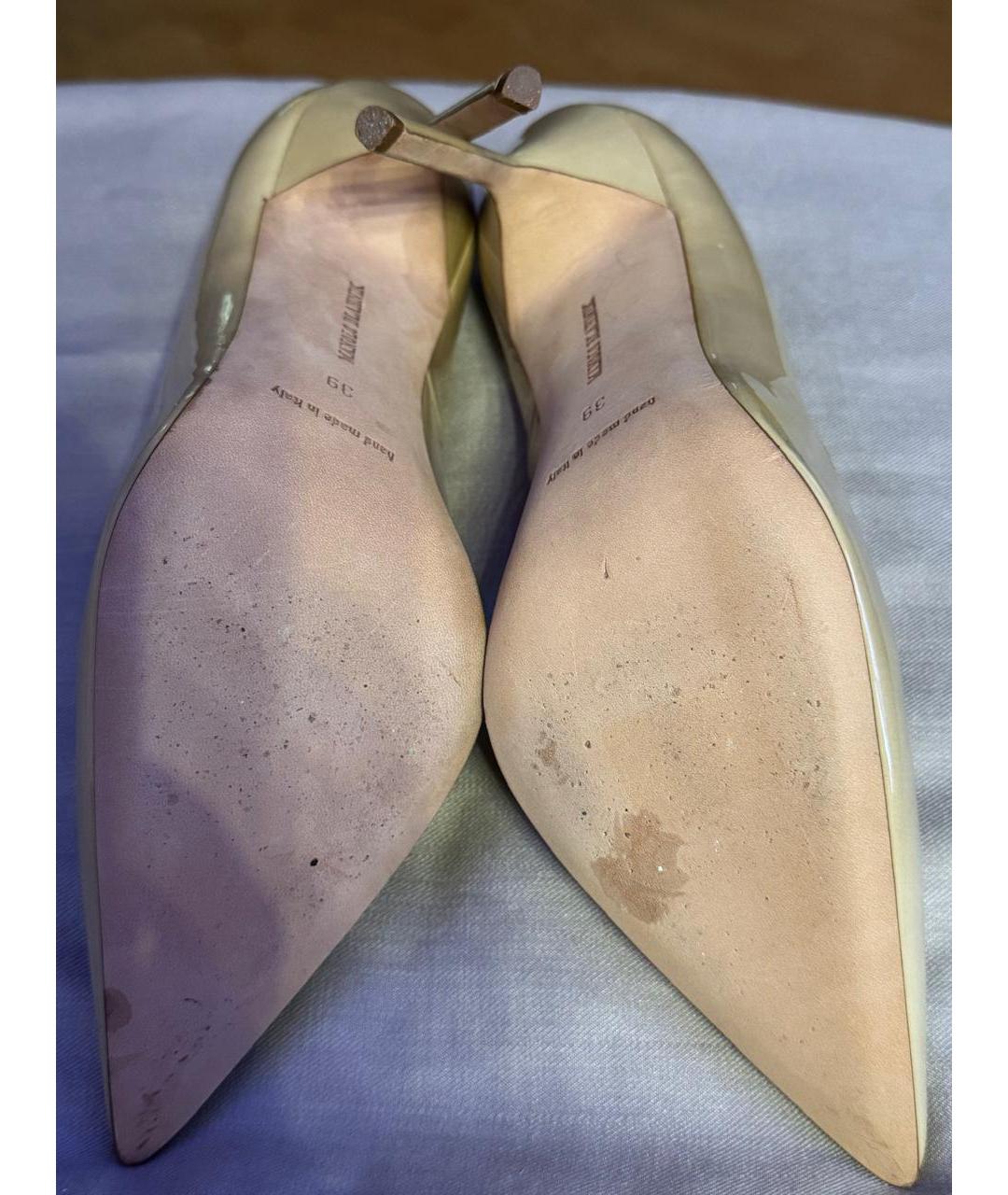 MANOLO BLAHNIK Бежевые туфли из лакированной кожи, фото 7