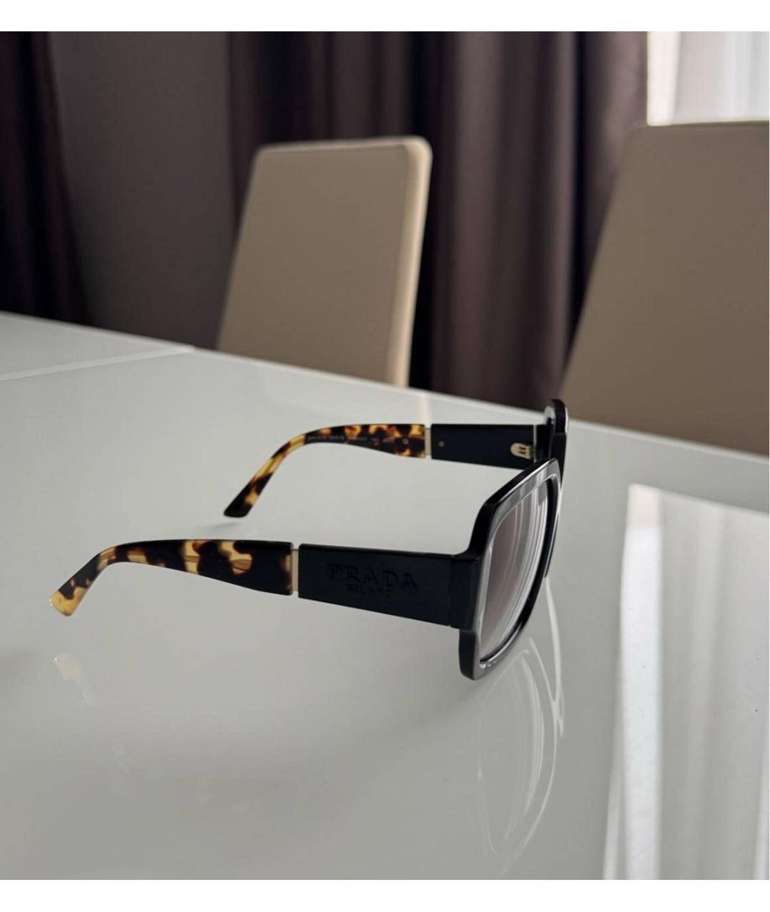 PRADA Черные пластиковые солнцезащитные очки, фото 3