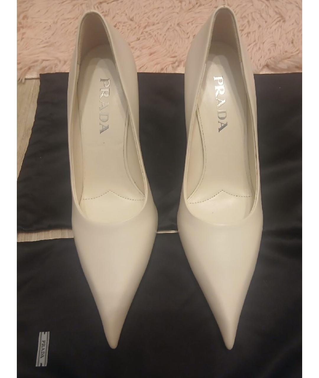 PRADA Белые кожаные лодочки на низком каблуке, фото 2