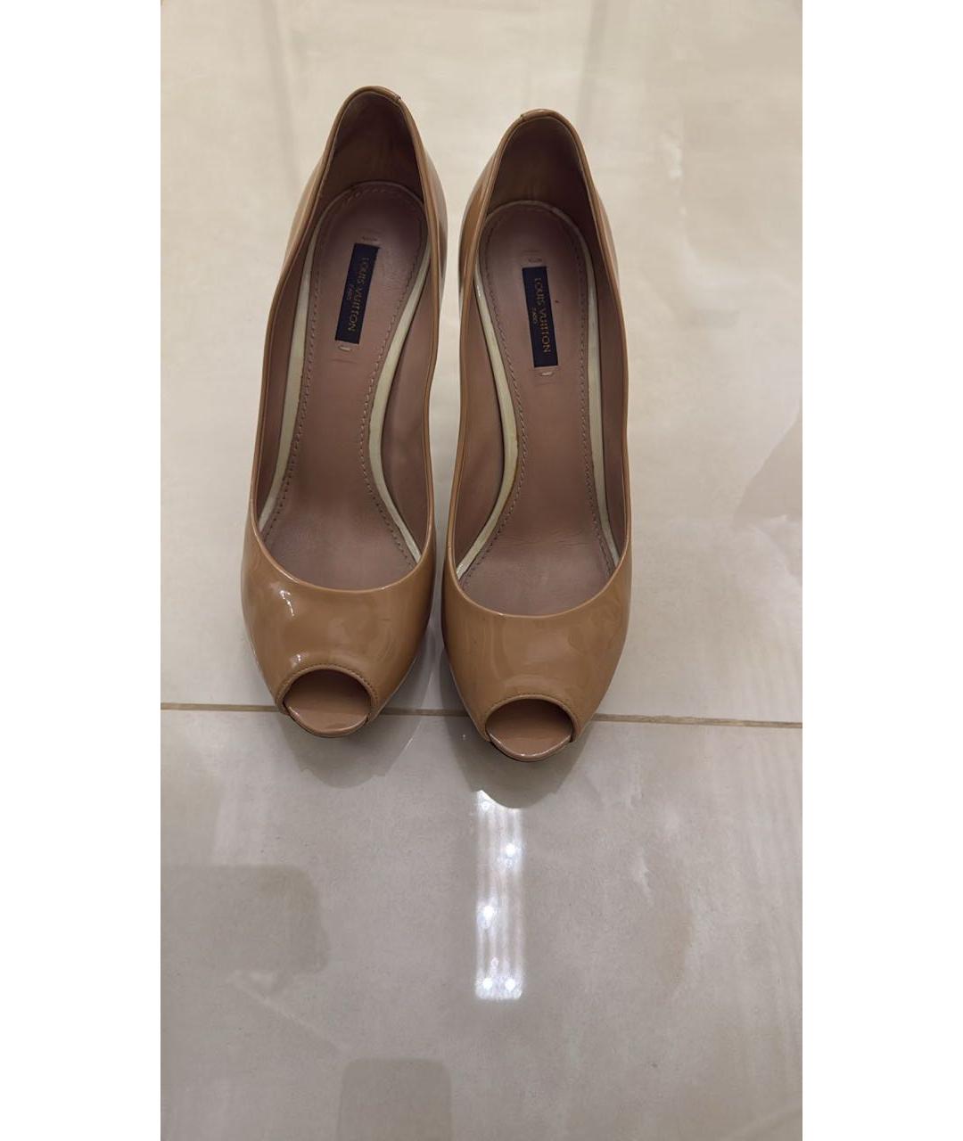 LOUIS VUITTON Бежевые туфли из лакированной кожи, фото 2