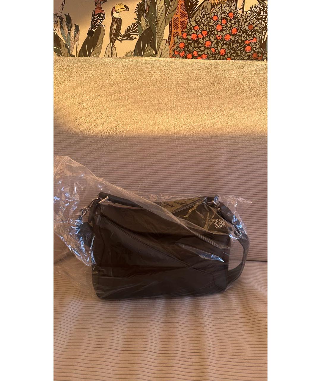 LOEWE Черная сумка с короткими ручками из лакированной кожи, фото 5