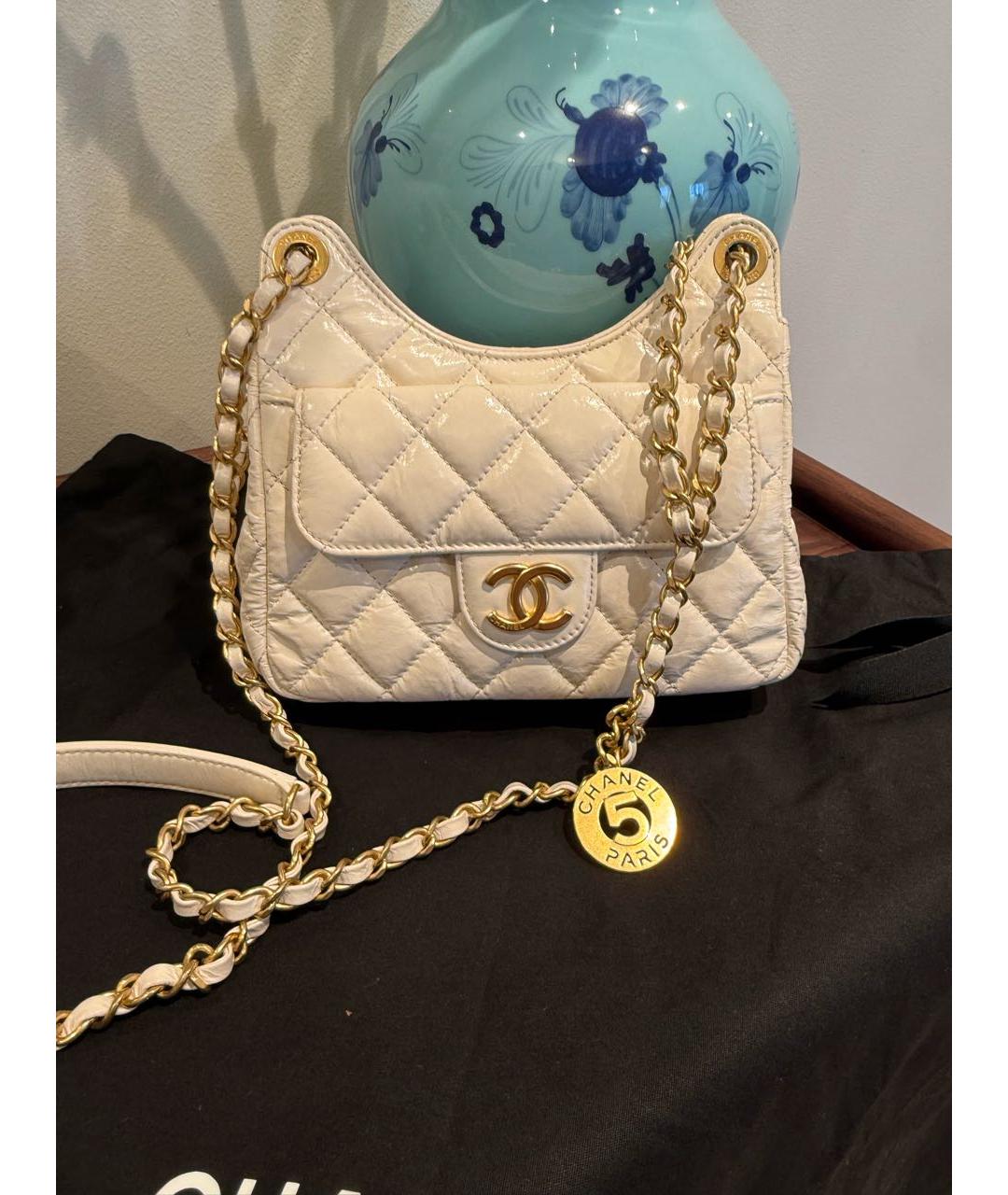 CHANEL Белая сумка через плечо из лакированной кожи, фото 8