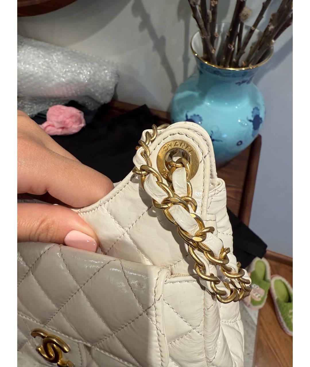 CHANEL Белая сумка через плечо из лакированной кожи, фото 5