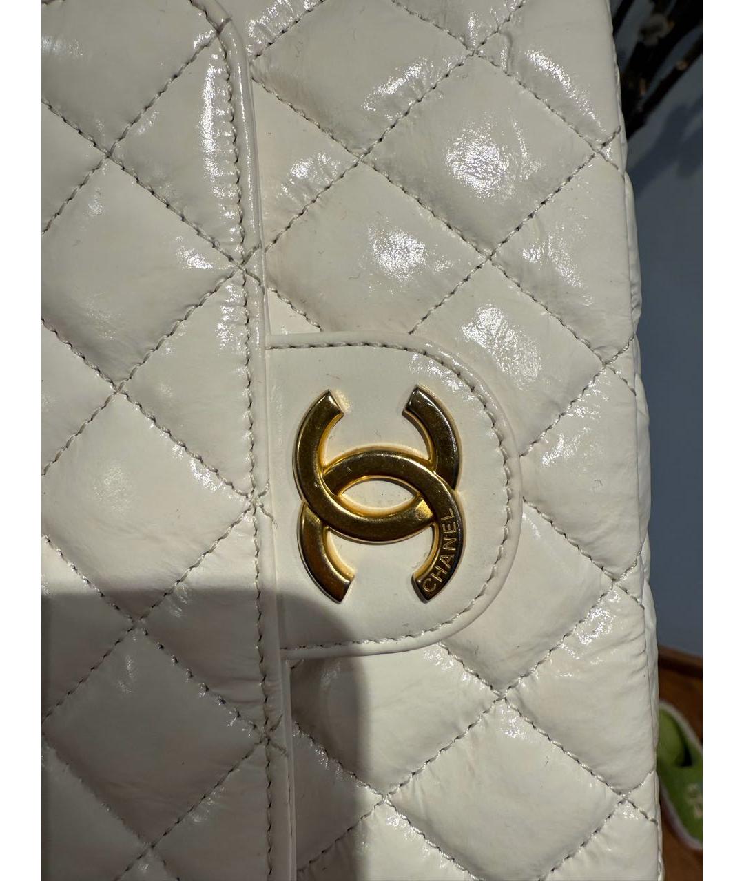 CHANEL Белая сумка через плечо из лакированной кожи, фото 3