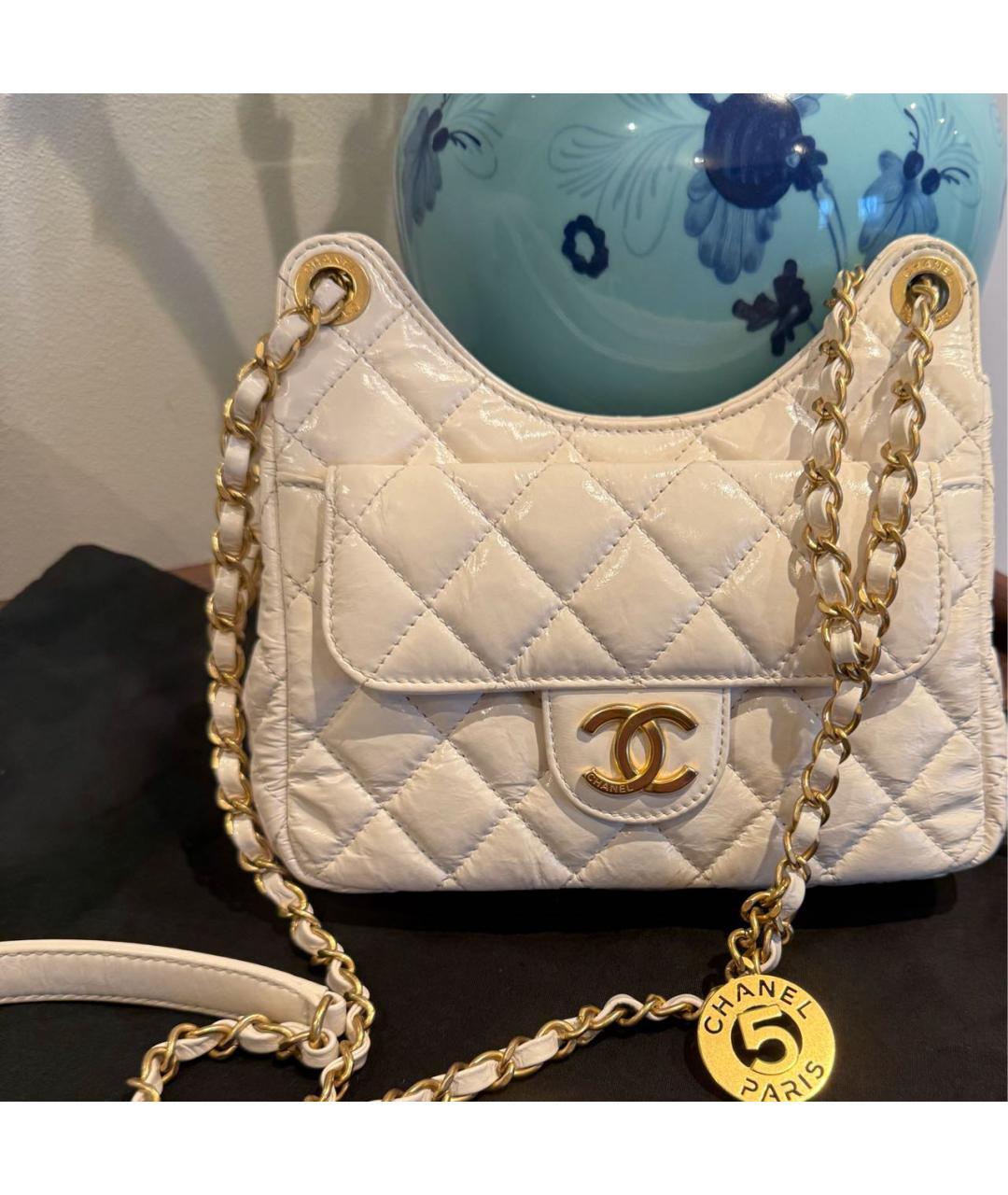 CHANEL Белая сумка через плечо из лакированной кожи, фото 2