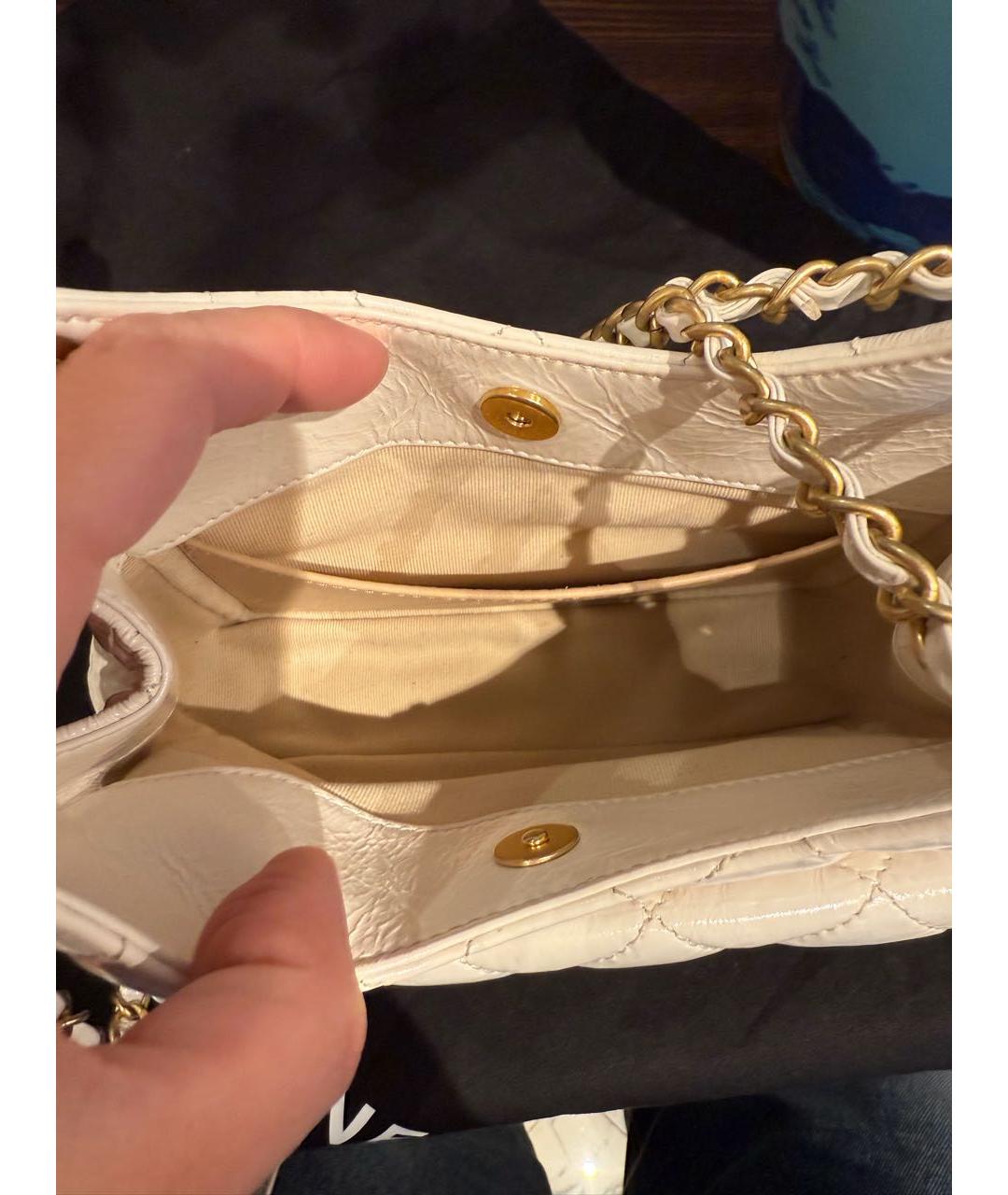 CHANEL Белая сумка через плечо из лакированной кожи, фото 4