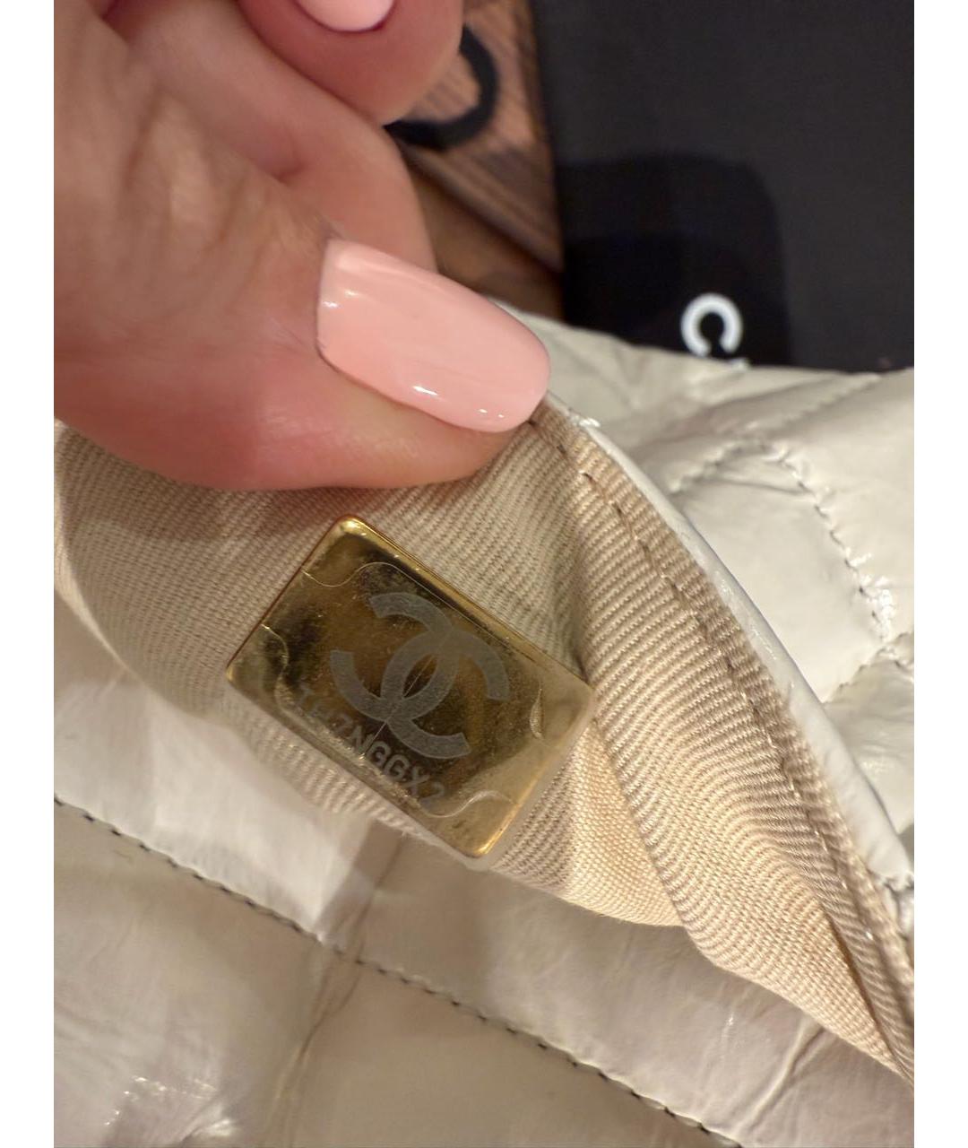 CHANEL Белая сумка через плечо из лакированной кожи, фото 6