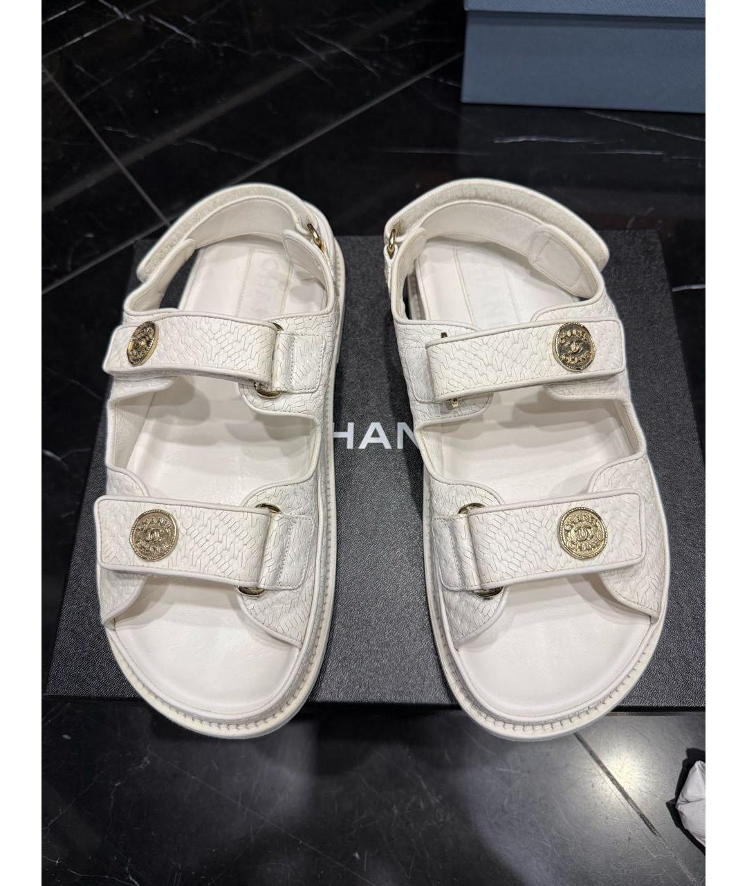 CHANEL Белые кожаные сандалии, фото 2