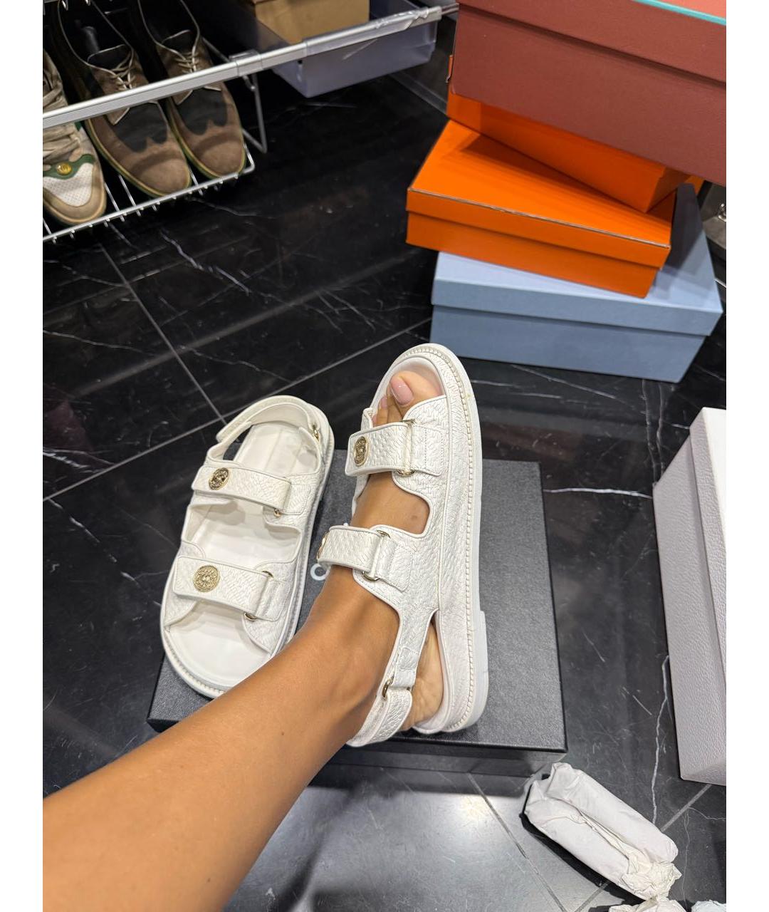 CHANEL Белые кожаные сандалии, фото 5