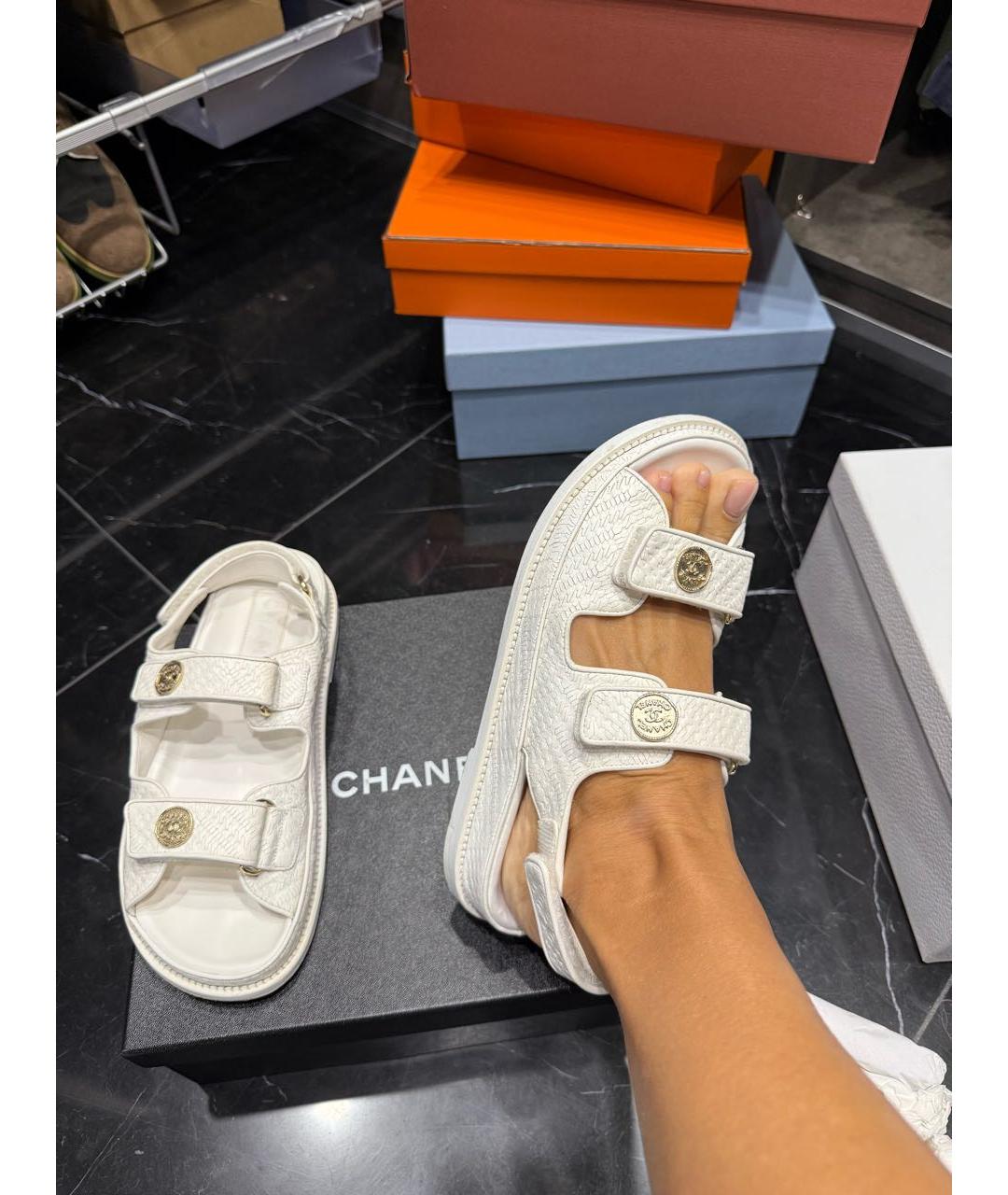 CHANEL Белые кожаные сандалии, фото 4