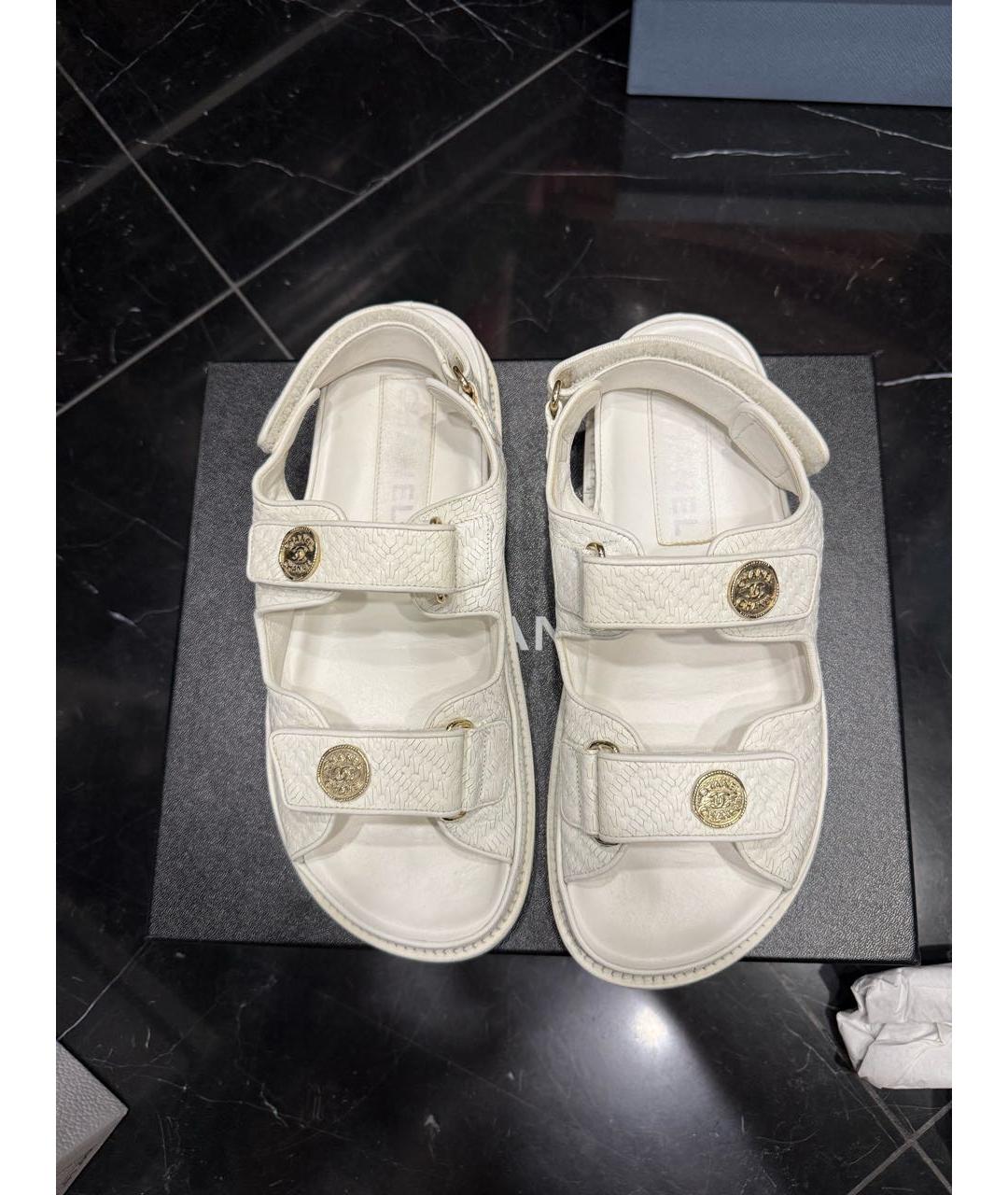 CHANEL Белые кожаные сандалии, фото 3