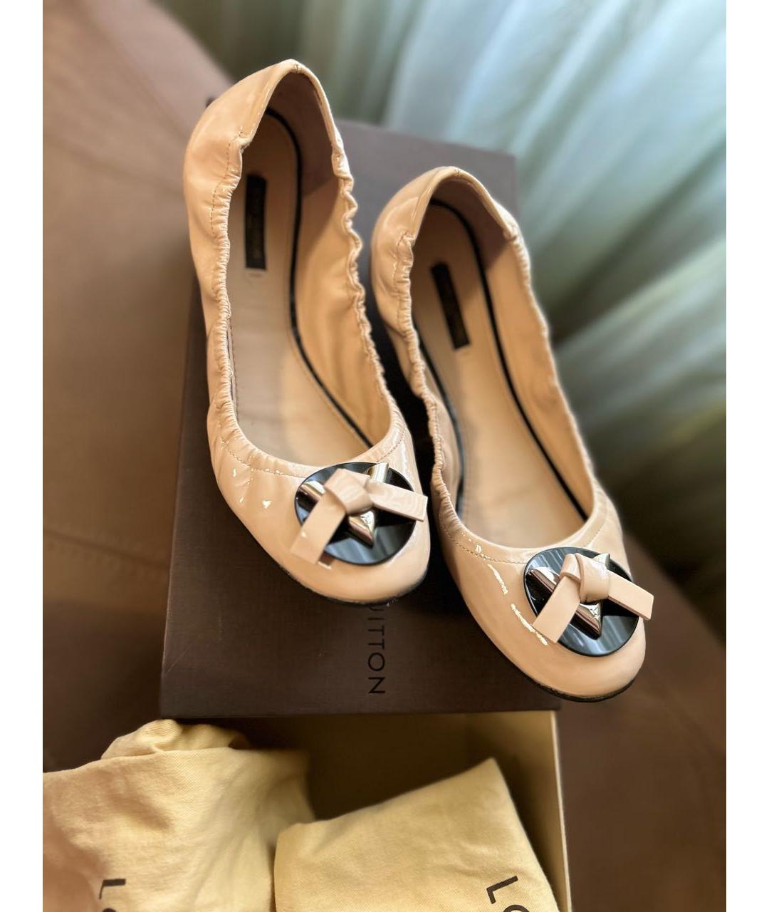 LOUIS VUITTON Бежевые балетки из лакированной кожи, фото 3
