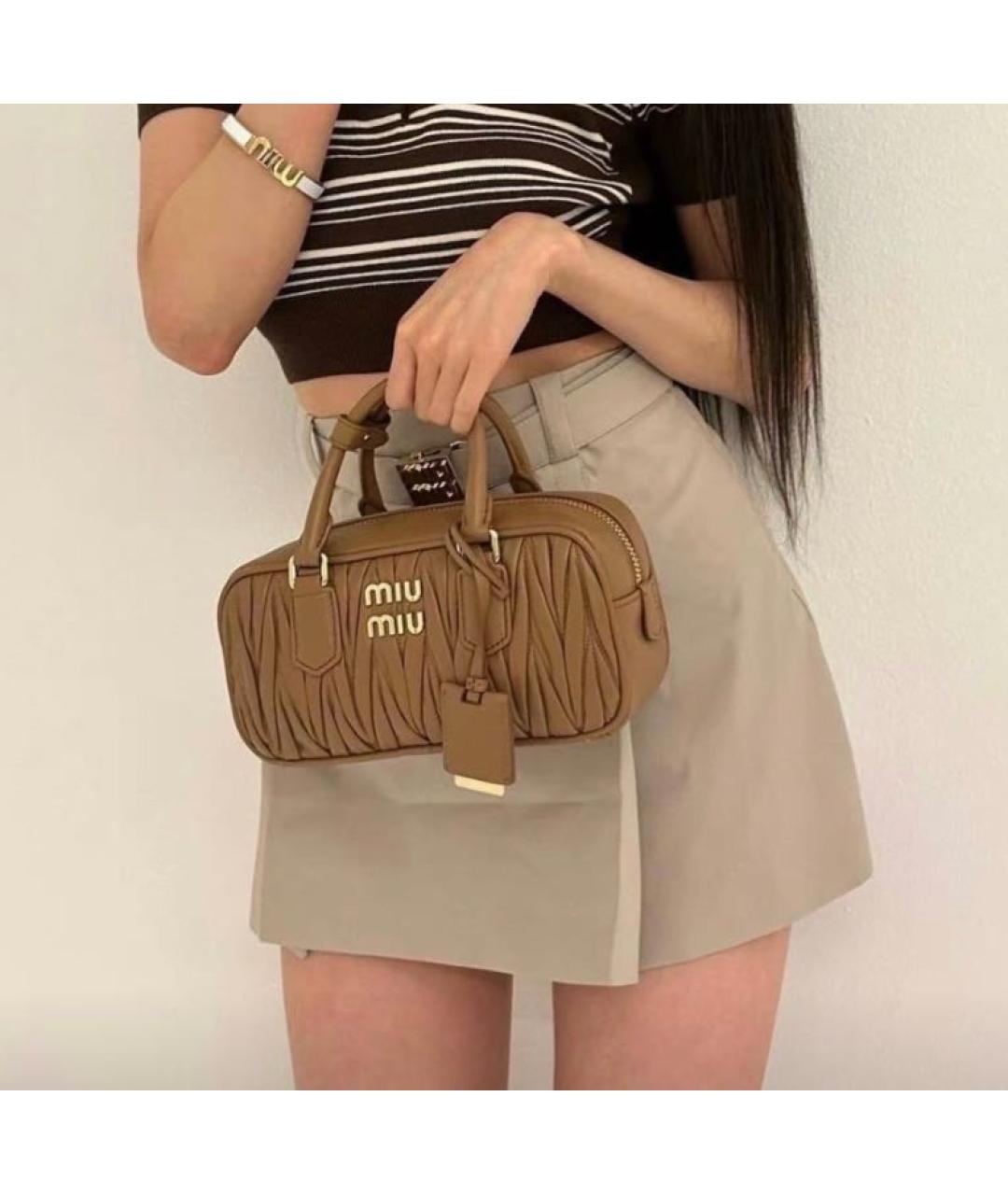 MIU MIU Коричневая кожаная сумка с короткими ручками, фото 5