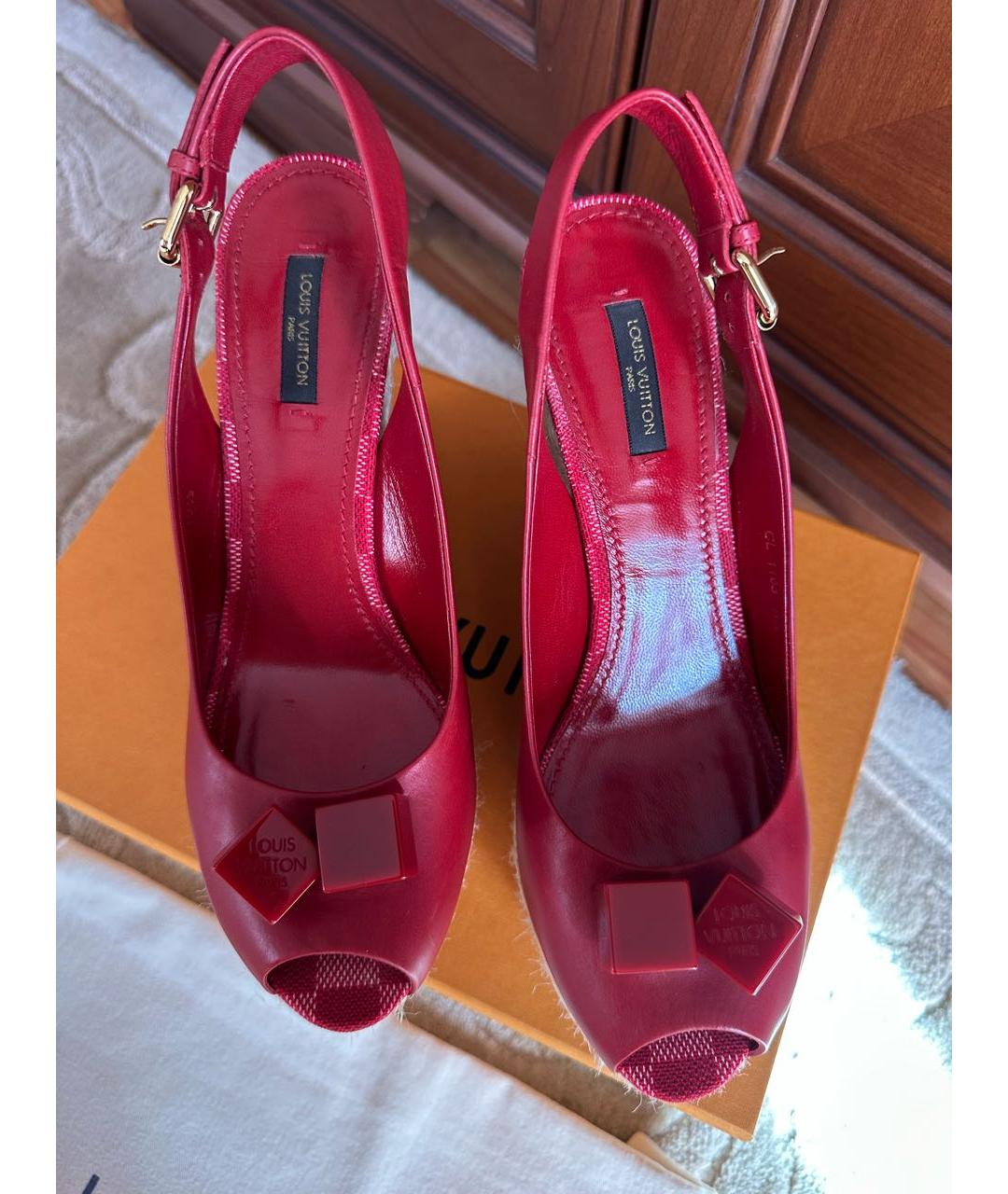 LOUIS VUITTON Красные кожаные босоножки, фото 2
