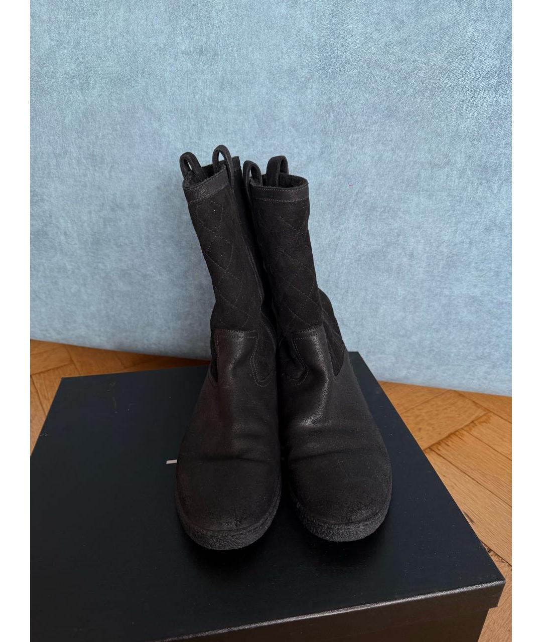 CHANEL Черные замшевые сапоги, фото 2