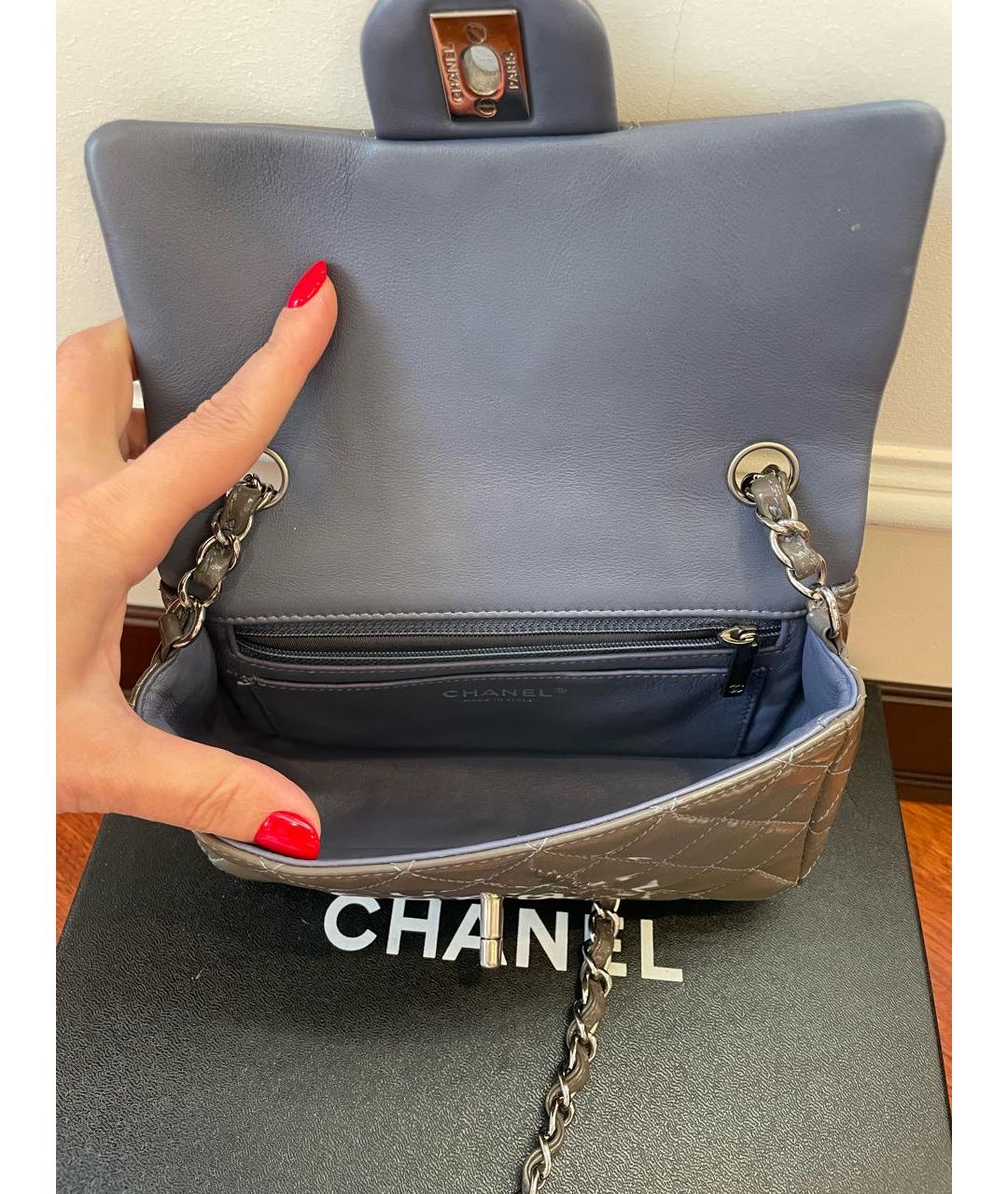 CHANEL Серая сумка через плечо из лакированной кожи, фото 4