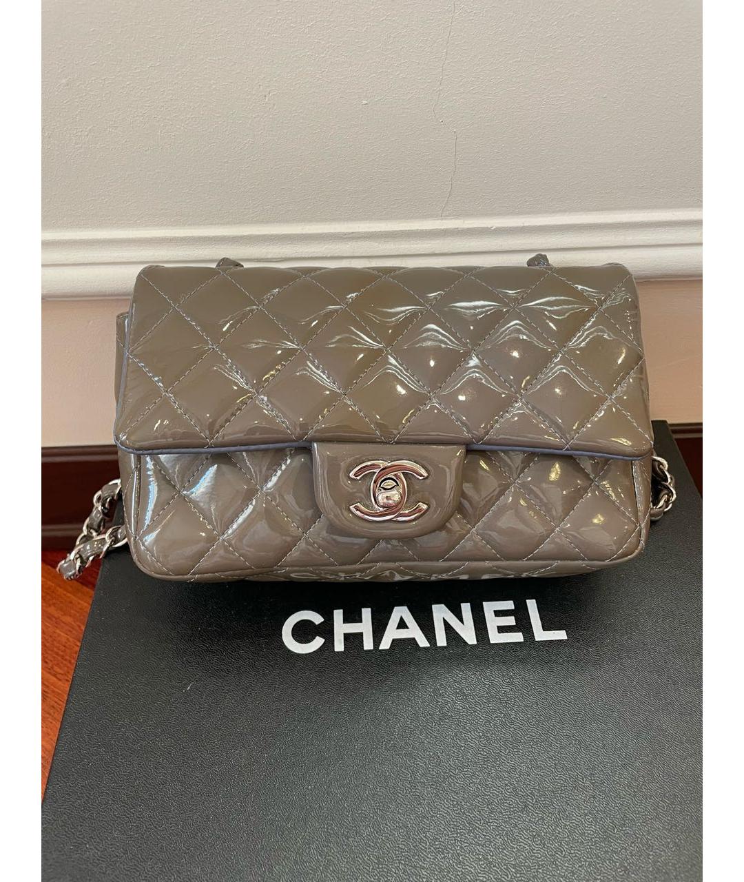 CHANEL Серая сумка через плечо из лакированной кожи, фото 7
