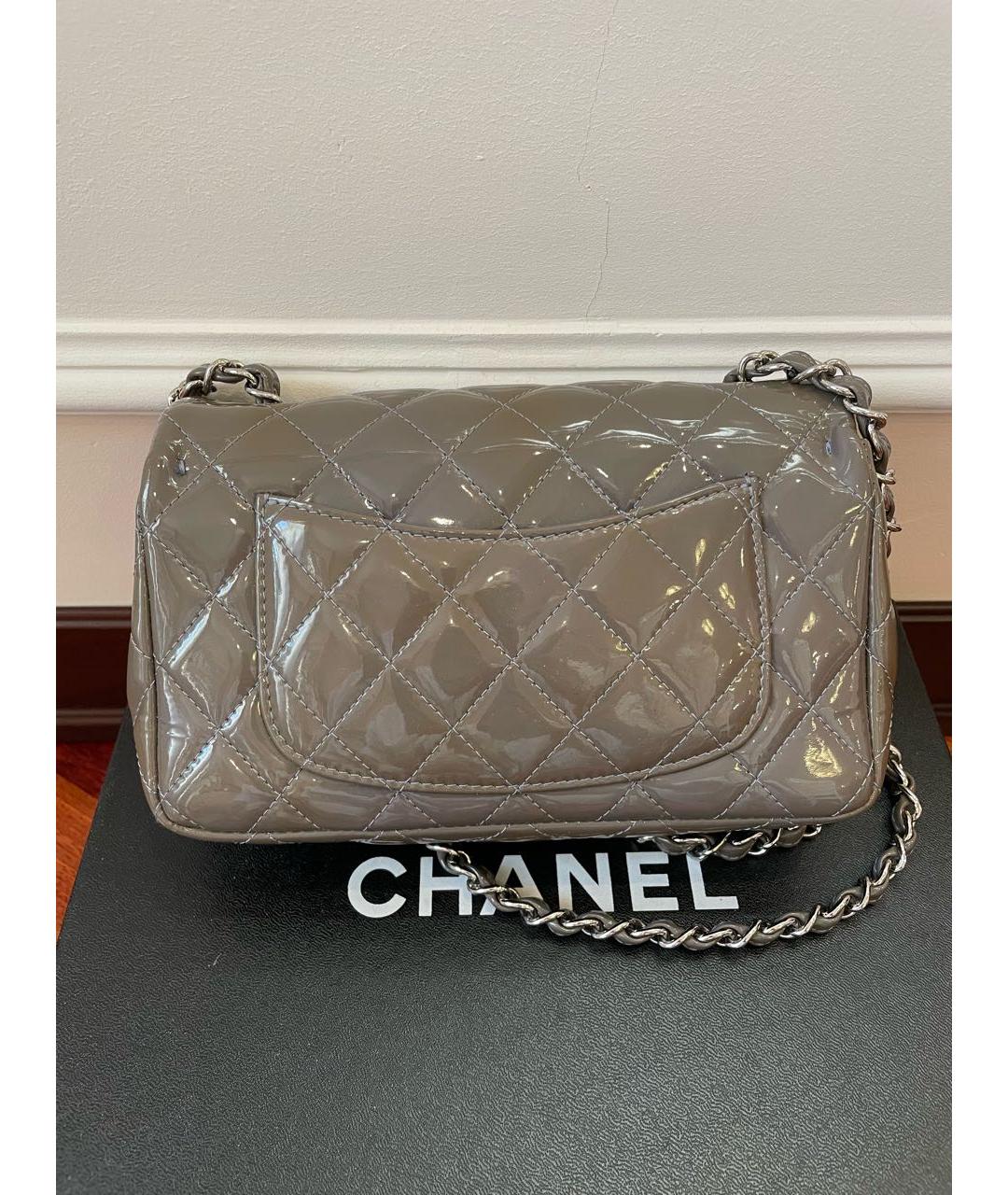 CHANEL Серая сумка через плечо из лакированной кожи, фото 3