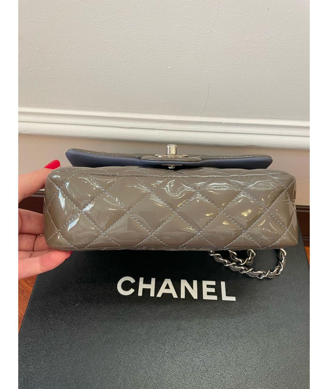 CHANEL Серая сумка через плечо из лакированной кожи, фото 6