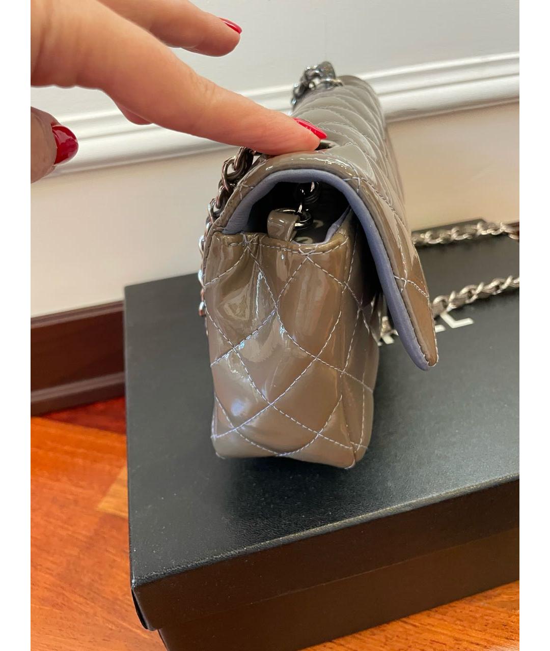CHANEL Серая сумка через плечо из лакированной кожи, фото 2