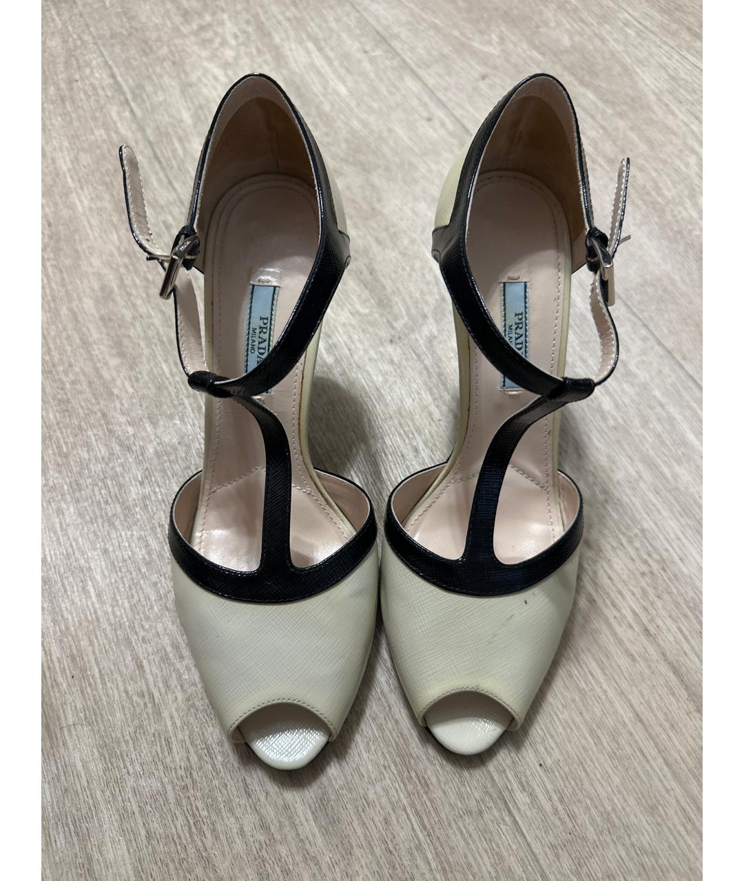 PRADA Бежевые босоножки из лакированной кожи, фото 2