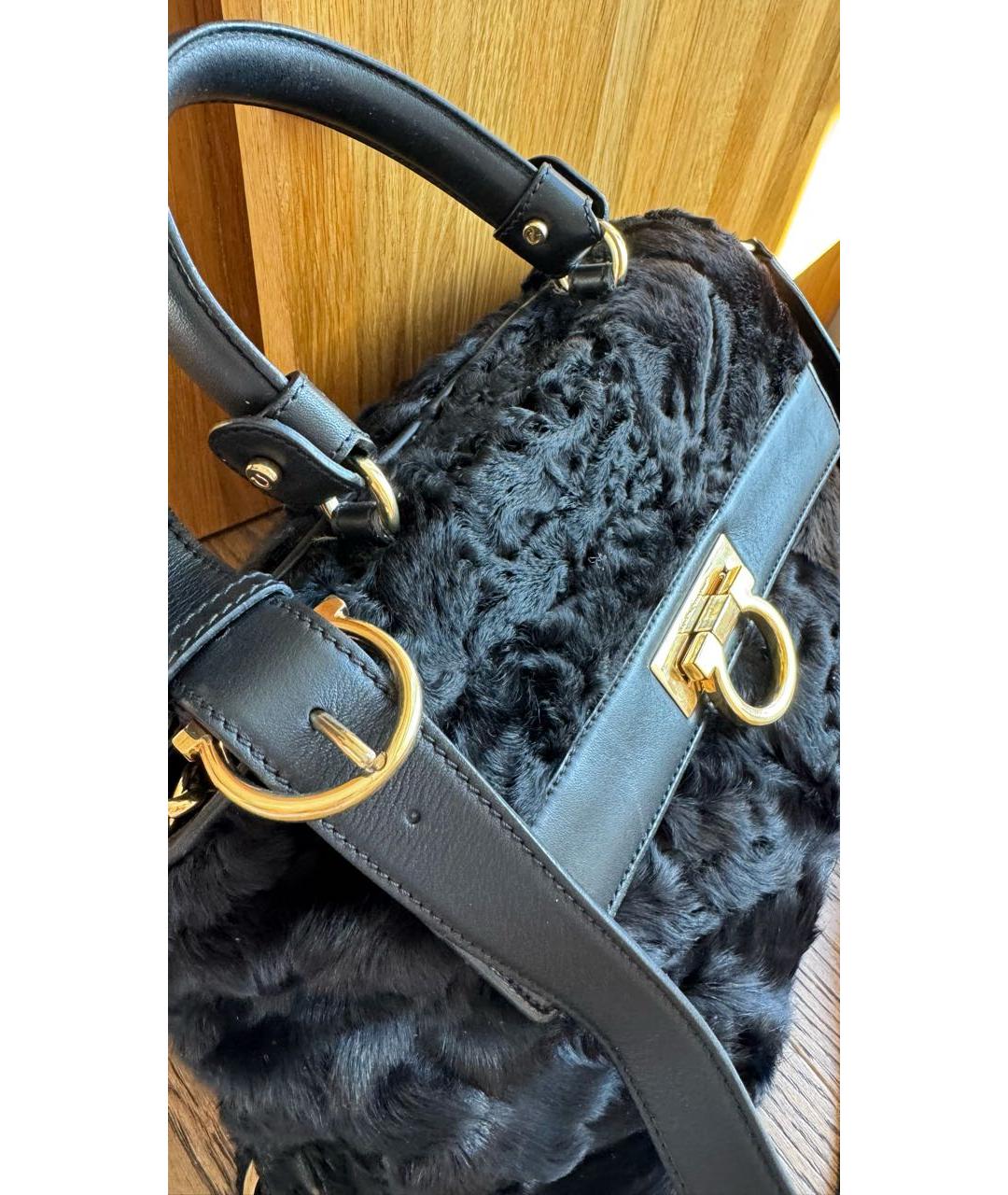 FERRAGAMO Черная меховая сумка с короткими ручками, фото 4