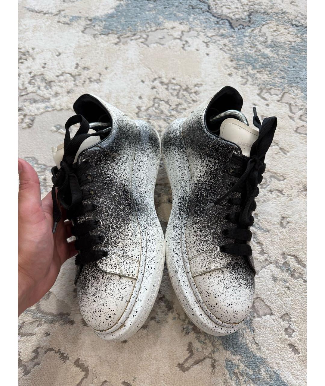 ALEXANDER MCQUEEN Белые кожаные низкие кроссовки / кеды, фото 3