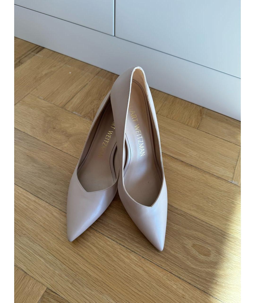STUART WEITZMAN Бежевые кожаные лодочки на низком каблуке, фото 8