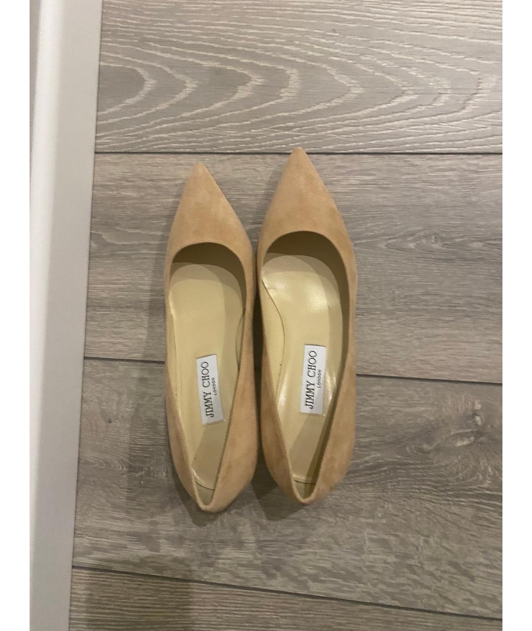 JIMMY CHOO Бежевые замшевые лодочки на низком каблуке, фото 3