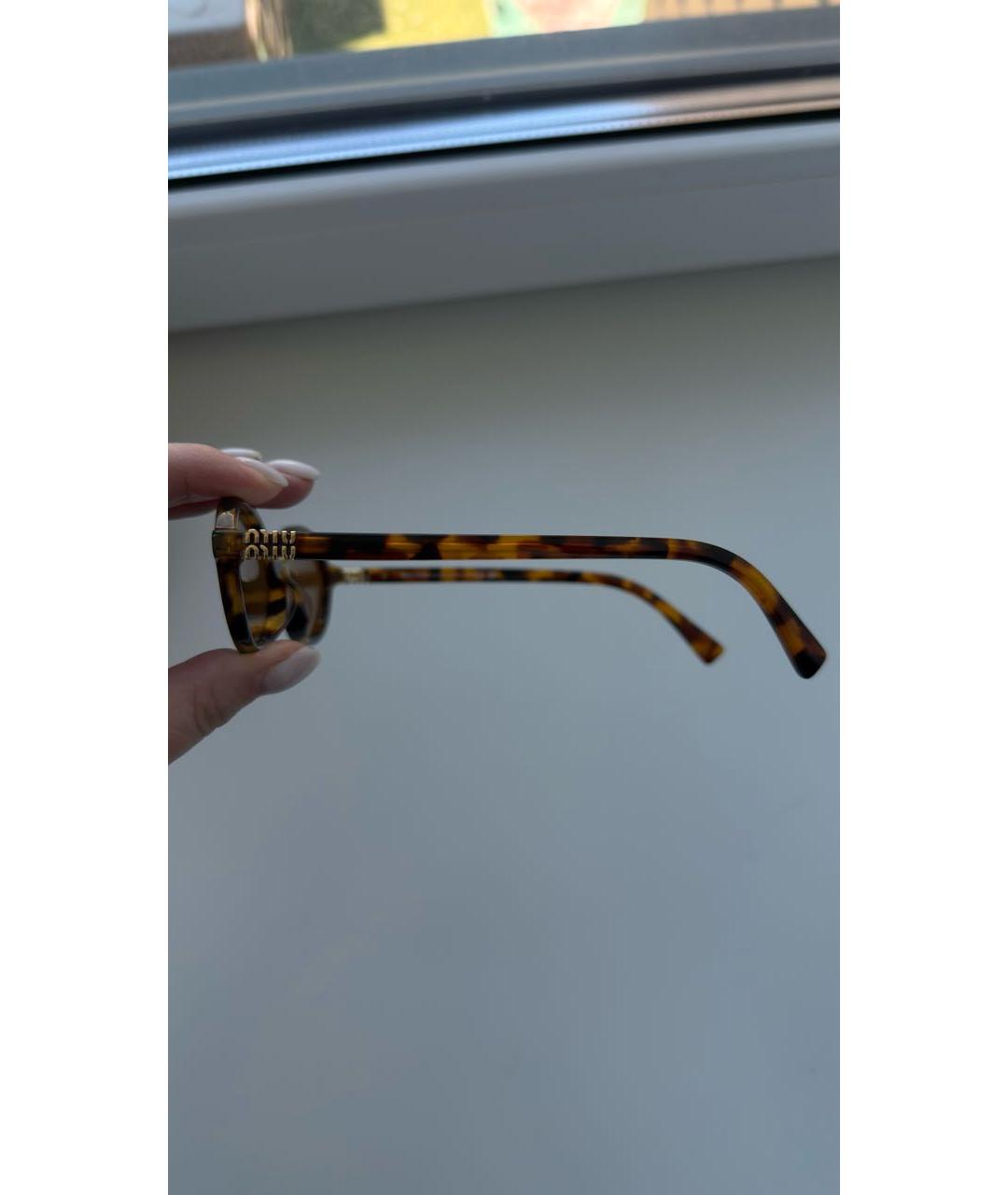 MIU MIU Коричневые пластиковые солнцезащитные очки, фото 3