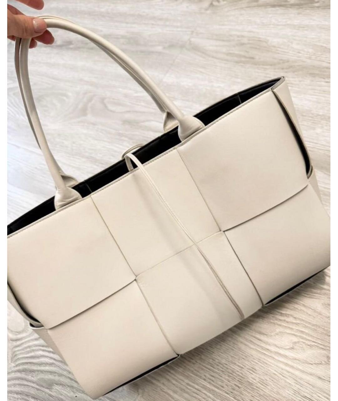 BOTTEGA VENETA Белая кожаная сумка с короткими ручками, фото 4