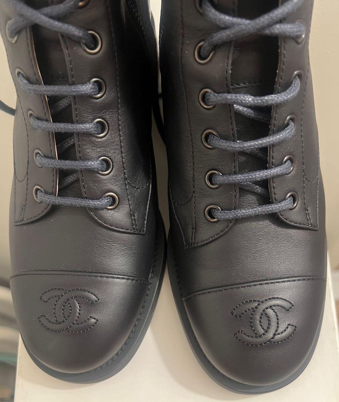 CHANEL Темно-синие кожаные сапоги, фото 3