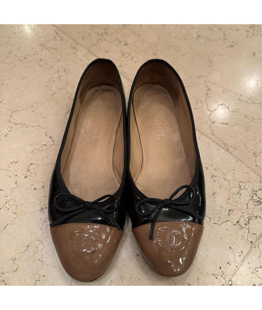 CHANEL Черные балетки из лакированной кожи, фото 2