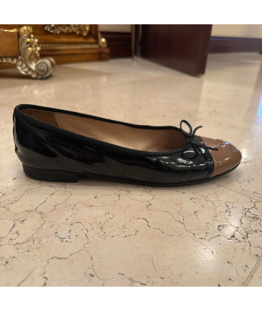 CHANEL Черные балетки из лакированной кожи, фото 5