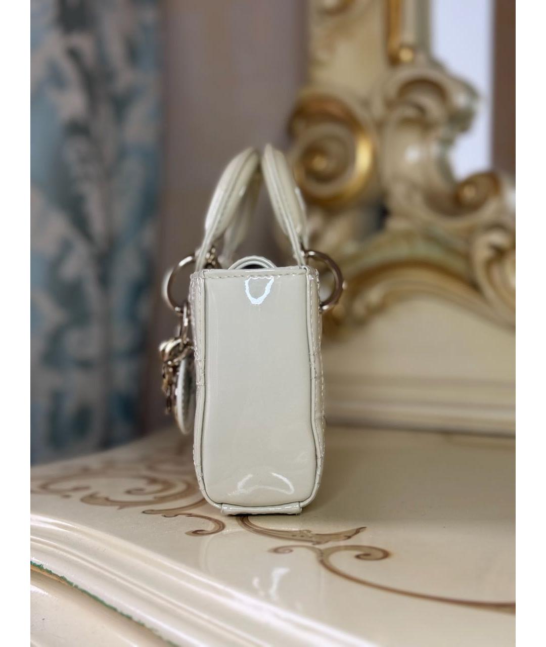 CHRISTIAN DIOR Белая сумка с короткими ручками из лакированной кожи, фото 6