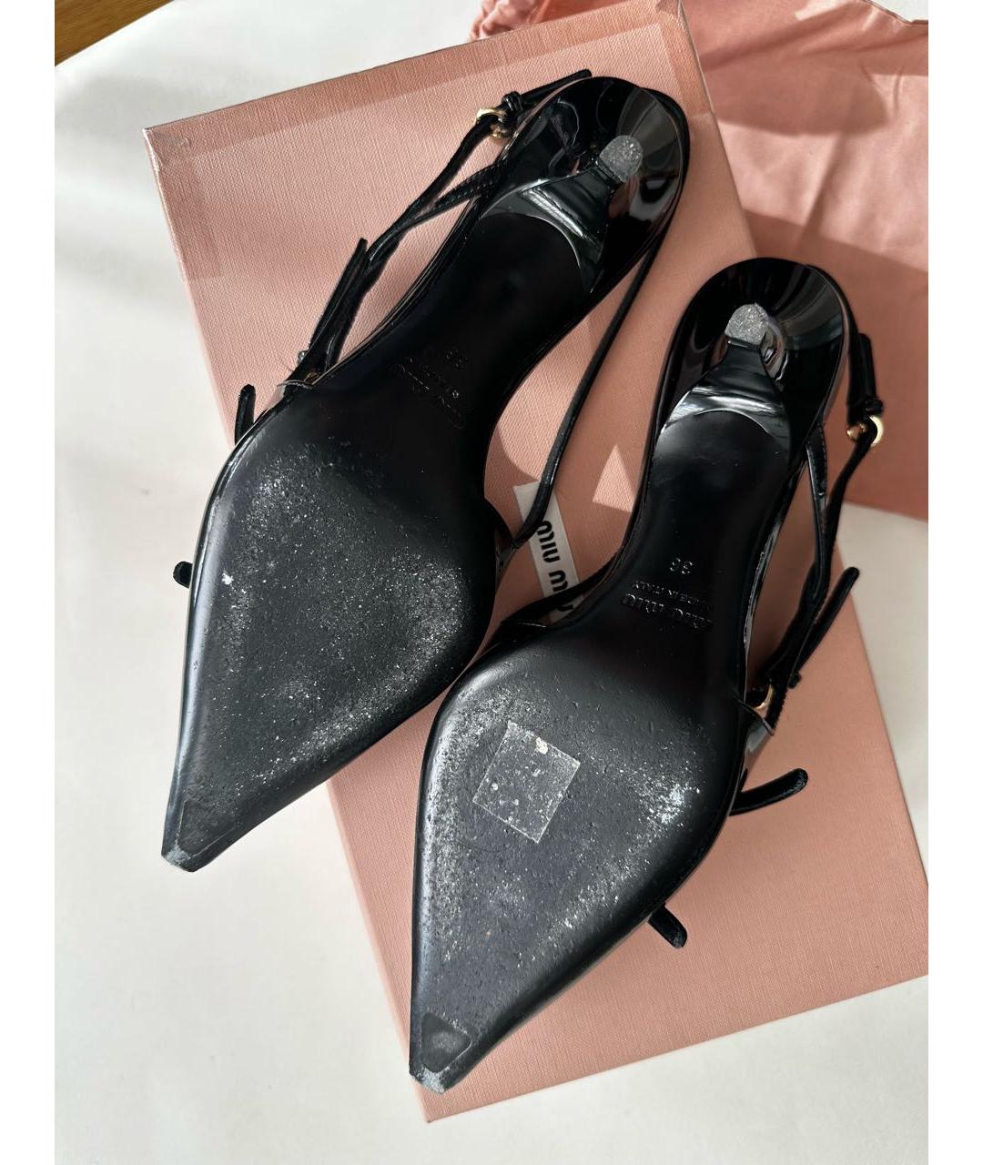 MIU MIU Черные лодочки на низком каблуке из лакированной кожи, фото 4
