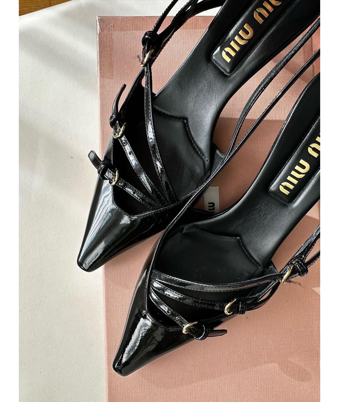 MIU MIU Черные лодочки на низком каблуке из лакированной кожи, фото 3