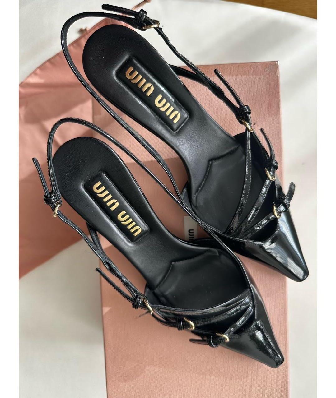 MIU MIU Черные лодочки на низком каблуке из лакированной кожи, фото 2