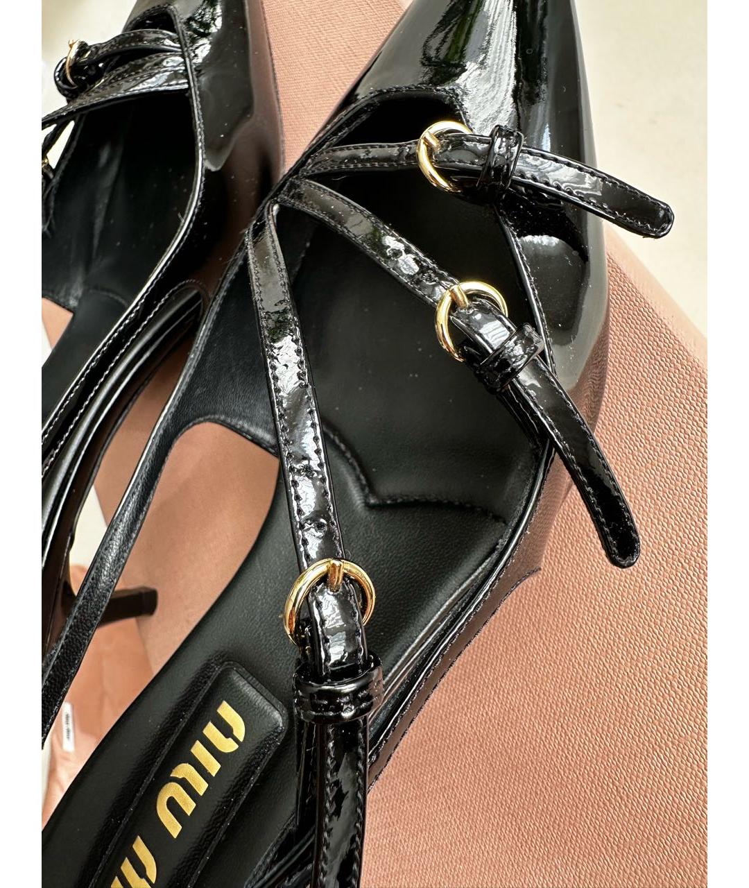 MIU MIU Черные лодочки на низком каблуке из лакированной кожи, фото 7