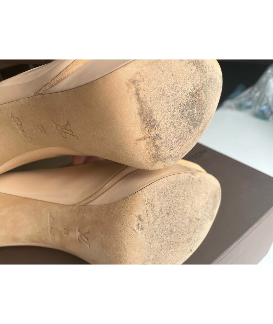 LOUIS VUITTON PRE-OWNED Бежевые туфли из лакированной кожи, фото 7
