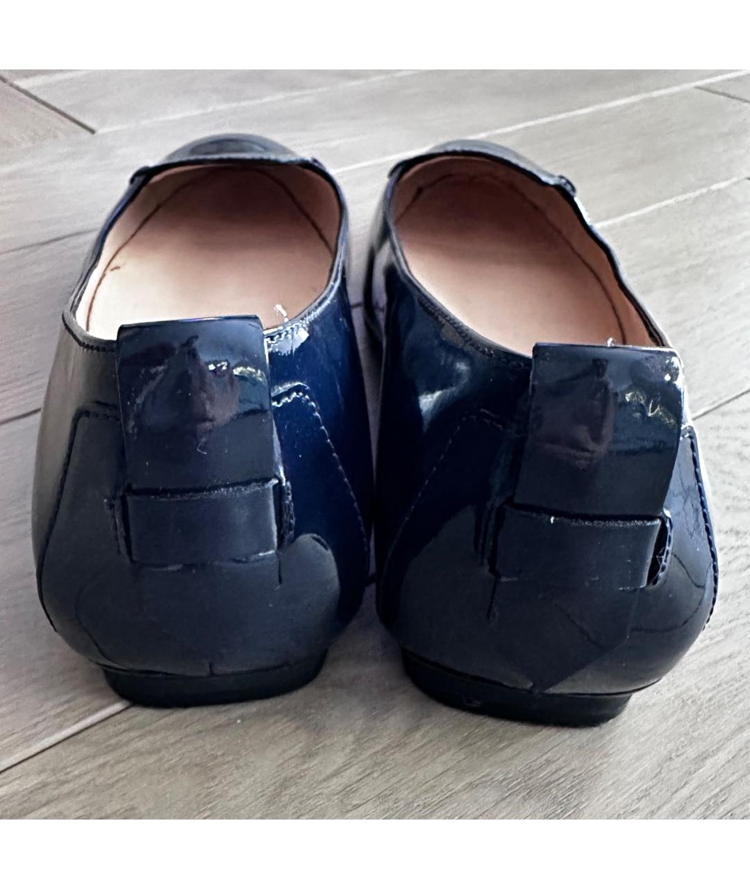 TOD'S Темно-синие лодочки на низком каблуке из лакированной кожи, фото 4