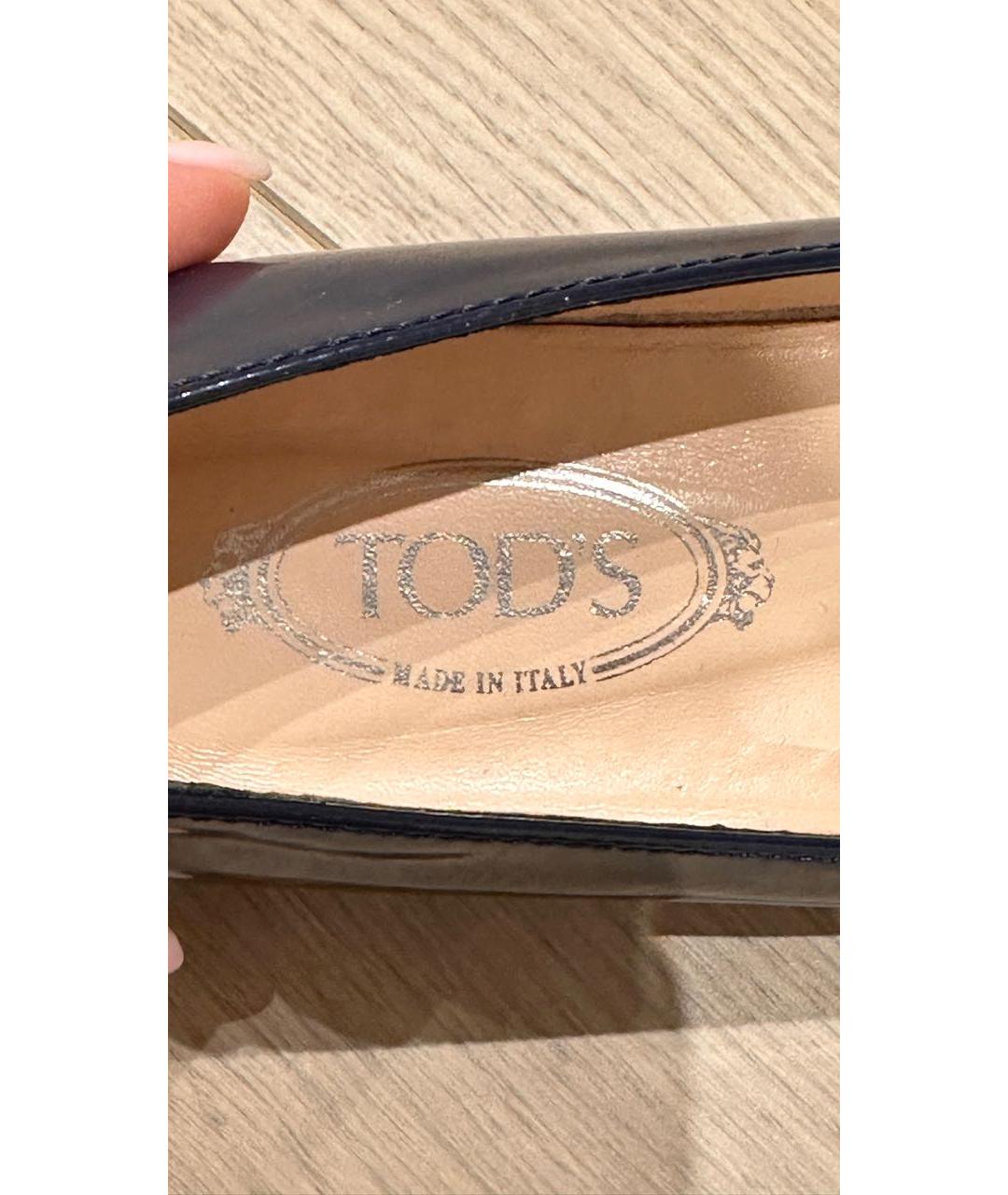 TOD'S Темно-синие лодочки на низком каблуке из лакированной кожи, фото 6