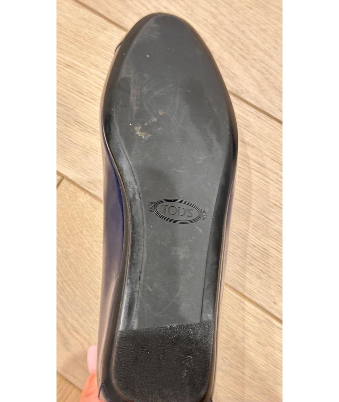 TOD'S Темно-синие лодочки на низком каблуке из лакированной кожи, фото 7