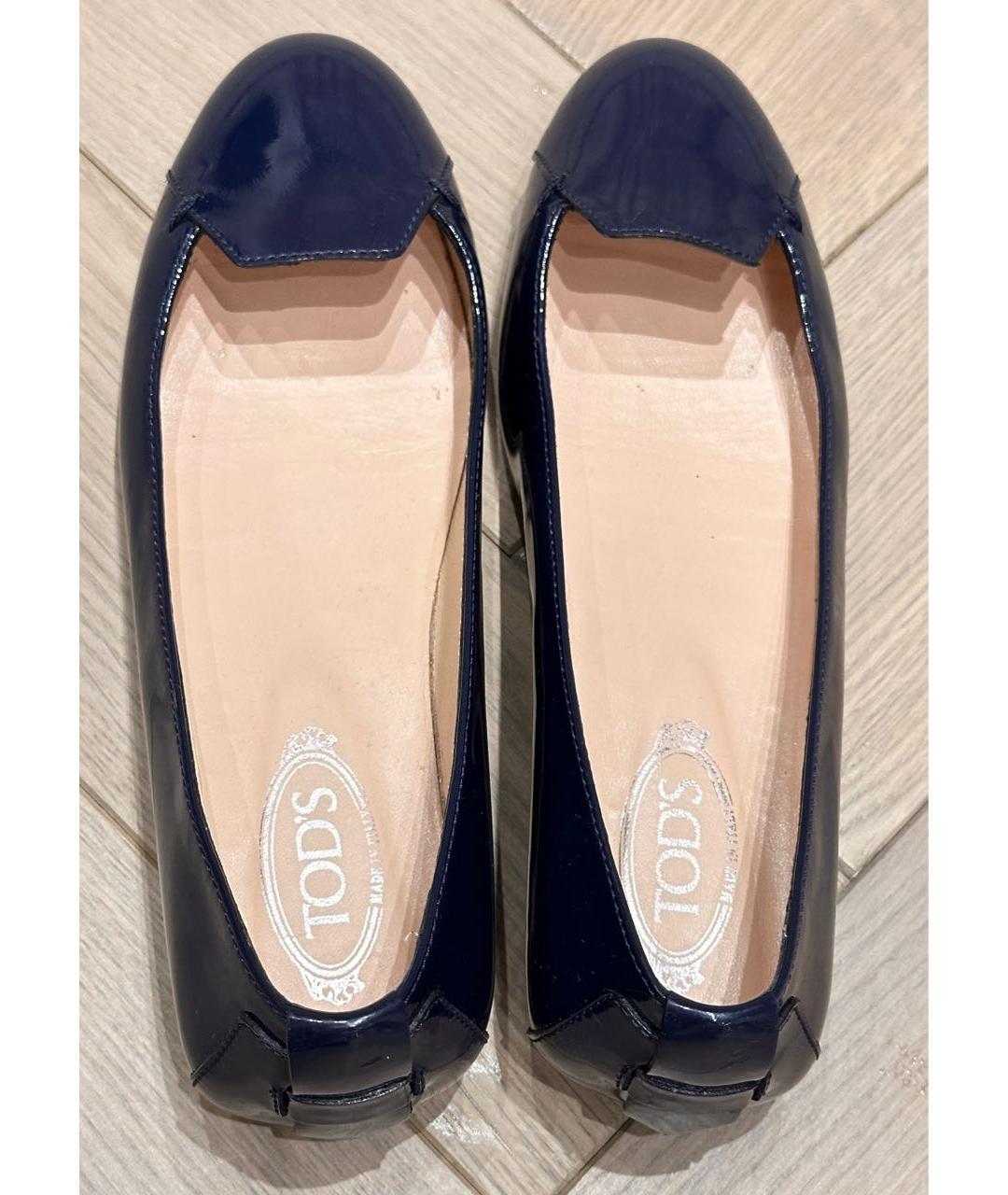 TOD'S Темно-синие лодочки на низком каблуке из лакированной кожи, фото 3