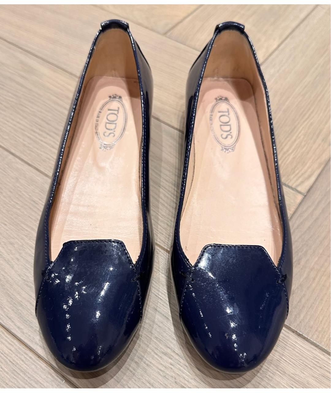 TOD'S Темно-синие лодочки на низком каблуке из лакированной кожи, фото 2